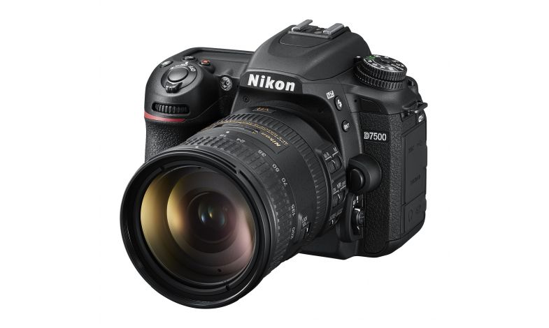 Nikon D7500 + 18-200 mm VR