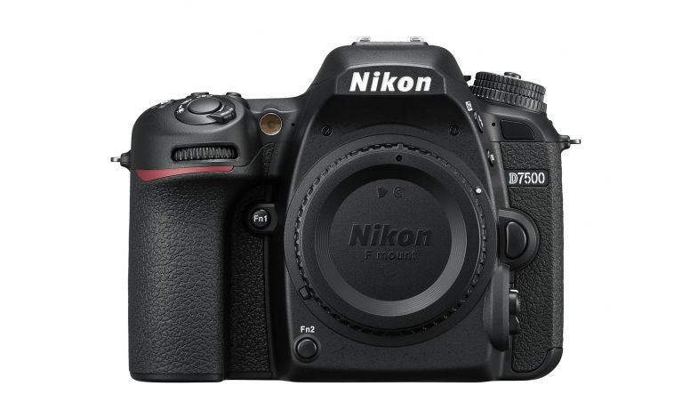 Nikon D7500 + 18-105 mm VR